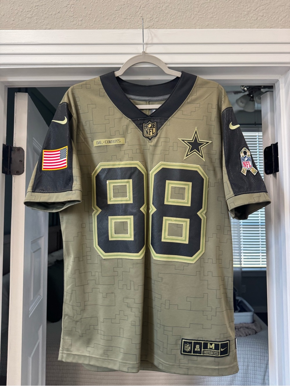 Nike Men's M Dallas Cowboys #88 CeeDee Lamb “Salute to Service” Jersey